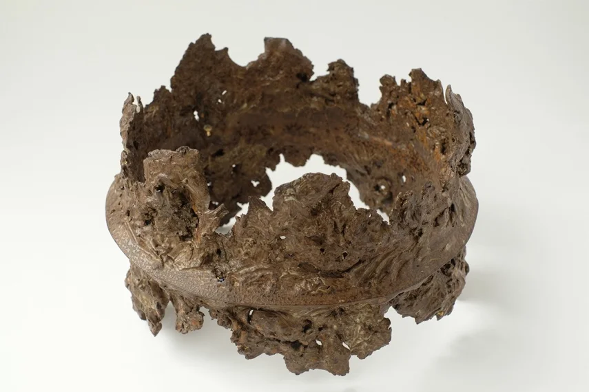 Sculpture céramique Jardin n°1 de Junliang Ma, couronne ajourée en grès noir aux textures organiques, Villa Sonneville, Le Fil rouge, Roubaix