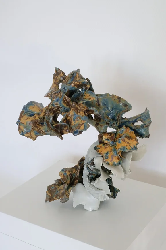 Sculpture céramique Une Chute de 1,7 m n°1 de Junliang Ma, grès et porcelaine bleu et ocre sur base blanche, Villa Sonneville, Le Fil rouge, Roubaix