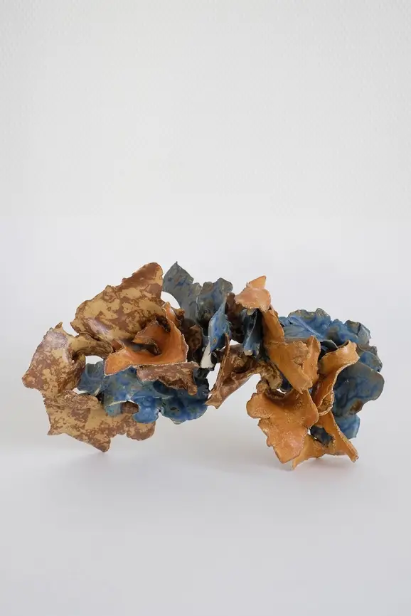 Sculpture céramique Une Chute de 1,7 m n°2 de Junliang Ma, grès et porcelaine orange et bleu, forme horizontale, Villa Sonneville, Le Fil rouge, Roubaix