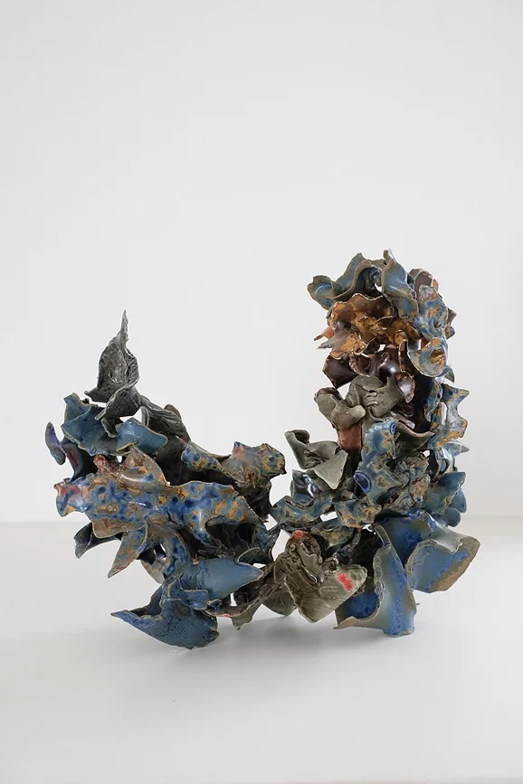Sculpture céramique La Déchirure n°3 de Junliang Ma (2025), grès et porcelaine bleu profond et gris, forme en croissant, Villa Sonneville, Le Fil rouge, Roubaix