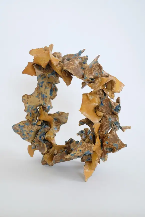 Sculpture céramique La Déchirure n°4 de Junliang Ma (2025), grès et porcelaine ocre tachetée de bleu, forme circulaire, Villa Sonneville, Le Fil rouge, Roubaix