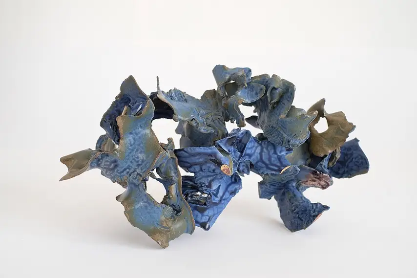 Sculpture céramique La Déchirure n°5 de Junliang Ma (2025), grès et porcelaine bleu profond, forme allongée déchiquetée, Villa Sonneville, Le Fil rouge, Roubaix