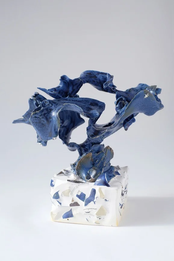 Sculpture céramique La Déchirure n°1 de Junliang Ma (2026), grès et porcelaine bleu sur socle terrazzo, Villa Sonneville, Le Fil rouge, Roubaix