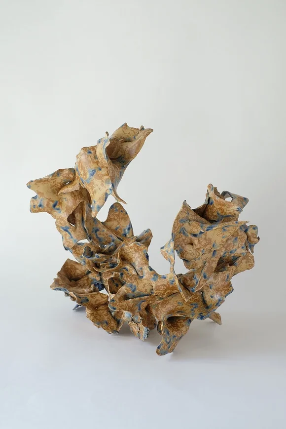 Sculpture céramique La Déchirure n°3 de Junliang Ma (2026), grès et porcelaine ocre piqueté de bleu, forme verticale, Villa Sonneville, Le Fil rouge, Roubaix