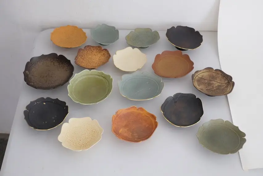 Coupelle en porcelaine émaillée de Junliang Ma, finitions dorées, collection multi-émaux, Villa Sonneville, Le Fil rouge, Roubaix