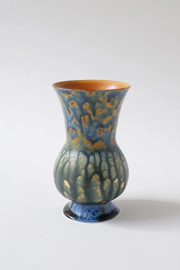 Petit vase en porcelaine émaillée bleu et ocre de Junliang Ma, intérieur ocre, base bleue, Villa Sonneville, Le Fil rouge, Roubaix