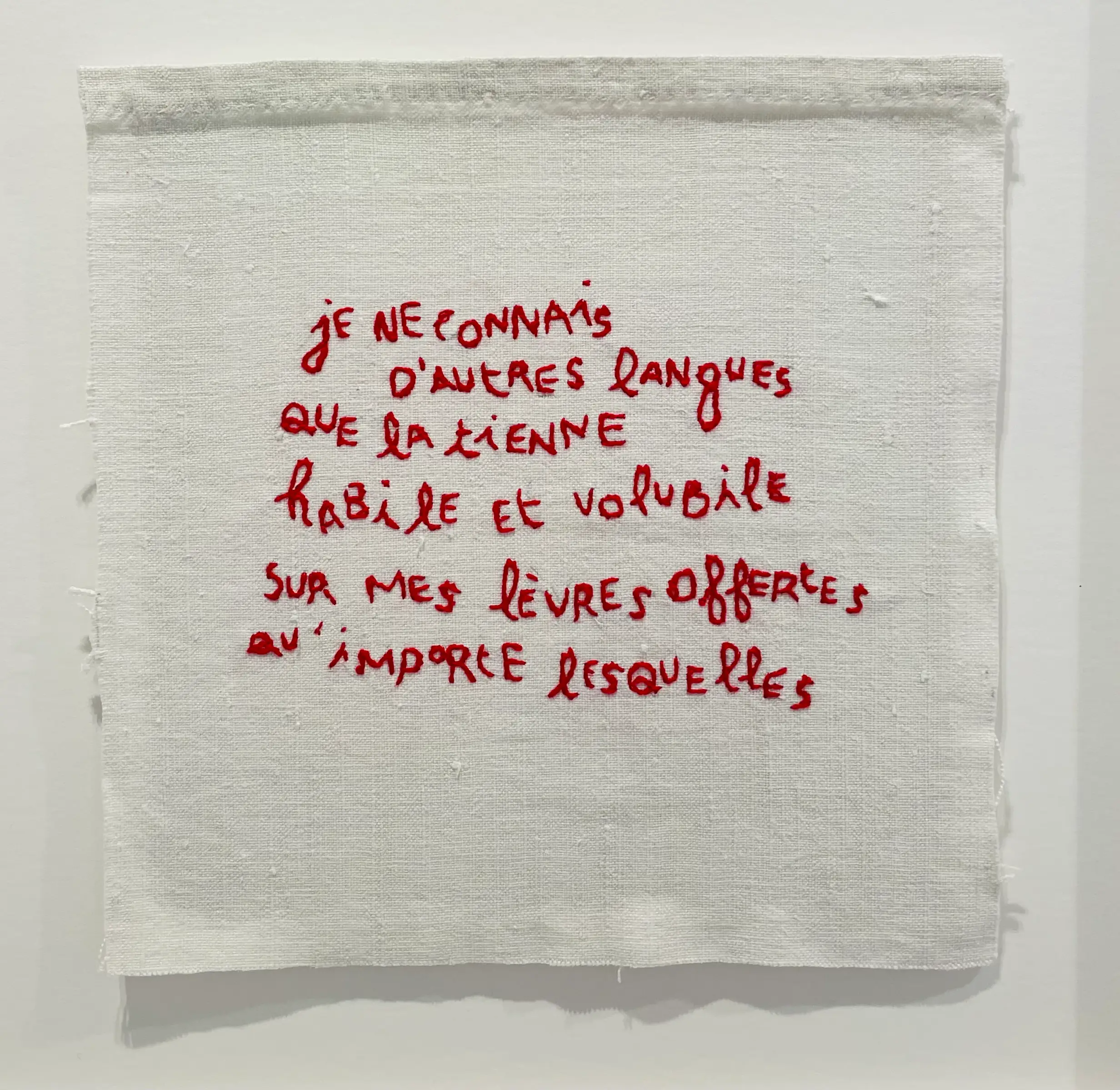 Je ne connais d'autres langues, vers originaux brodés à la main au fil rouge sur drap de lin ancien. Oeuvre d'art textile contemporain de l'artiste Mai Khanh Pham To
