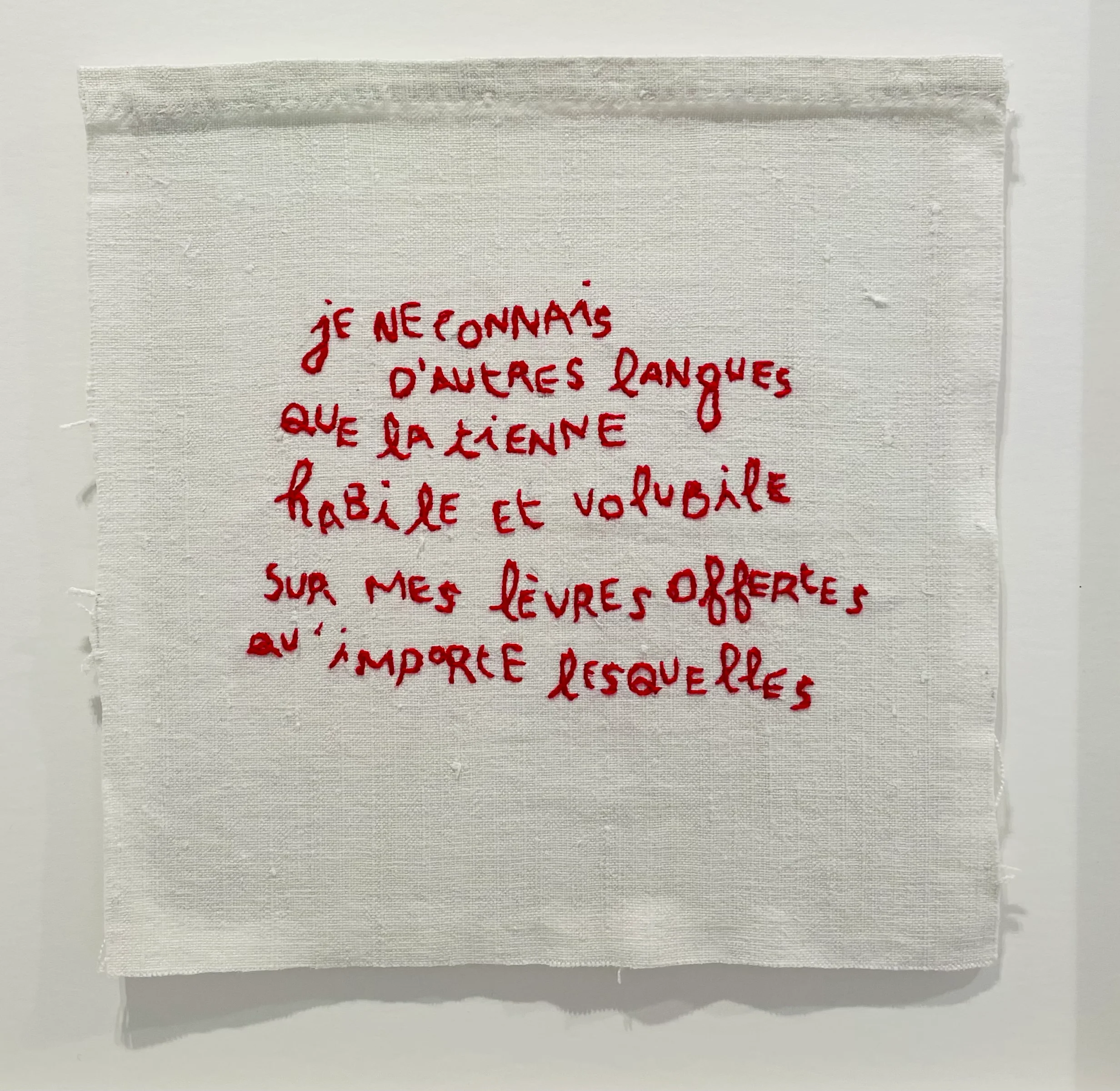 Je ne connais d'autres langues, vers originaux brodés à la main au fil rouge sur drap de lin ancien. Oeuvre d'art textile contemporain de l'artiste Mai Khanh Pham To