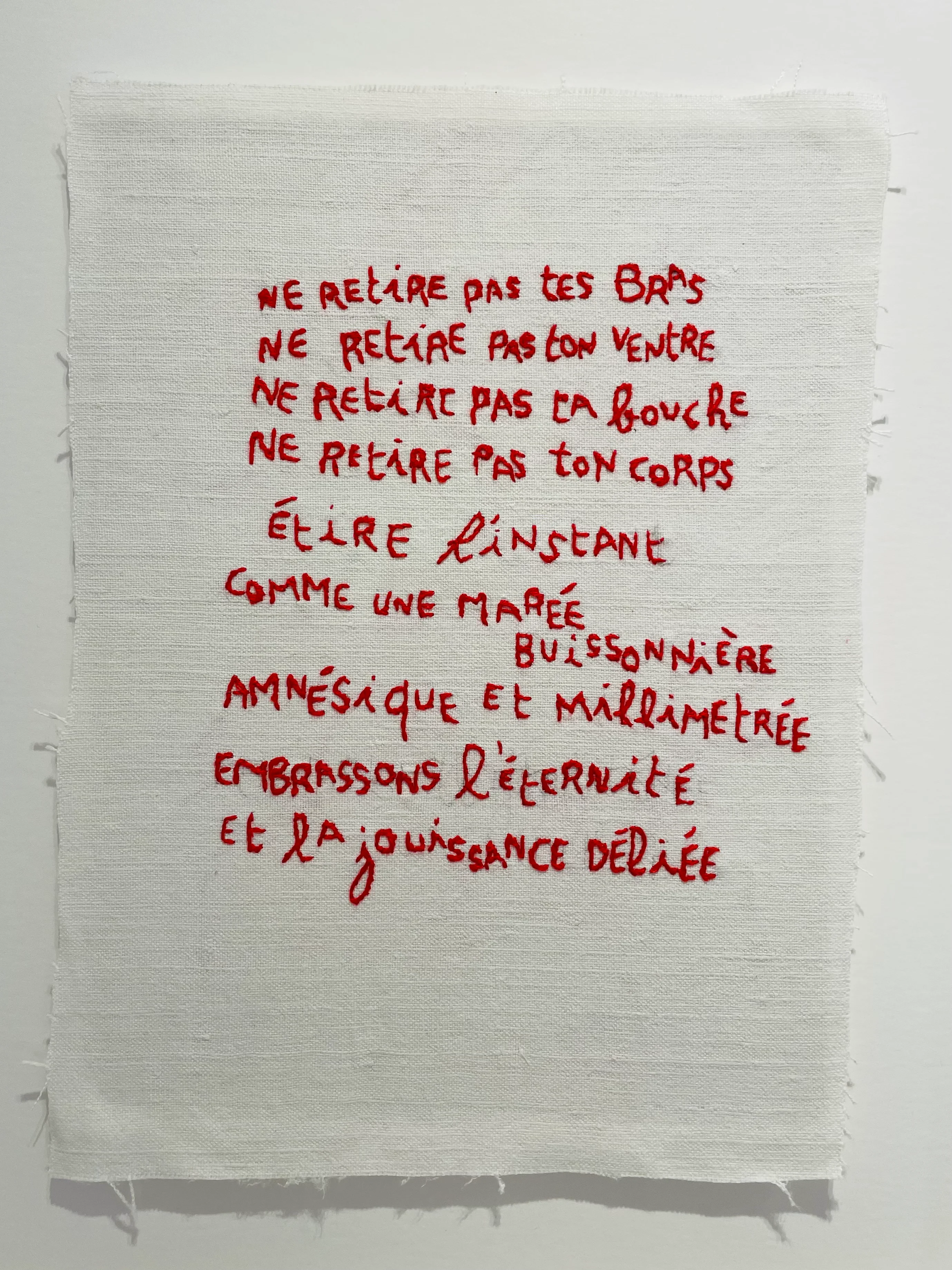 La lenteur, vers originaux brodés à la main au fil rouge sur drap de lin ancien. Oeuvre d'art textile contemporain de l'artiste Mai Khanh Pham To