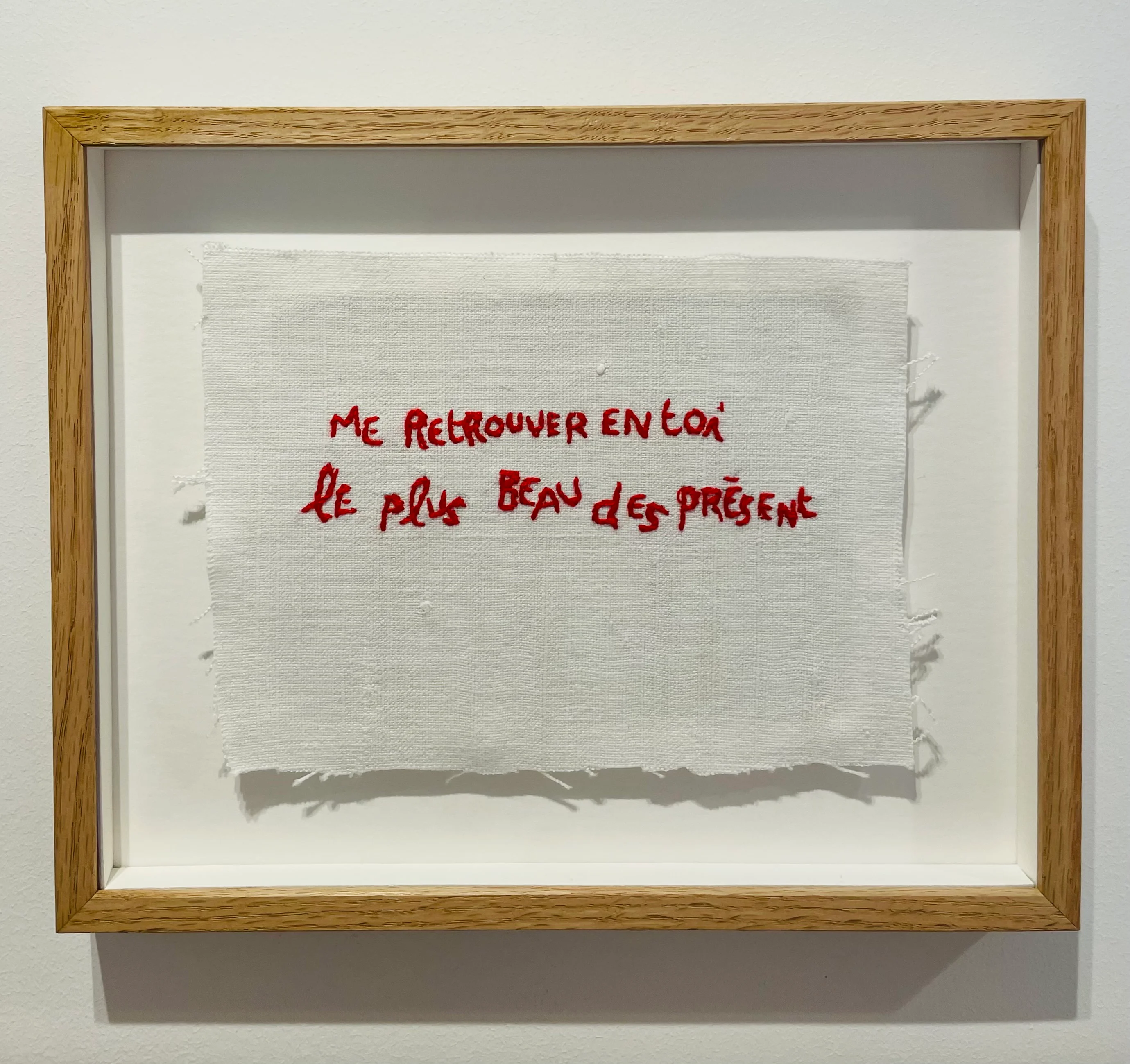 Me retrouver en toi, vers originaux brodés à la main au fil rouge sur drap de lin ancien. Oeuvre d'art textile contemporain de l'artiste Mai Khanh Pham To