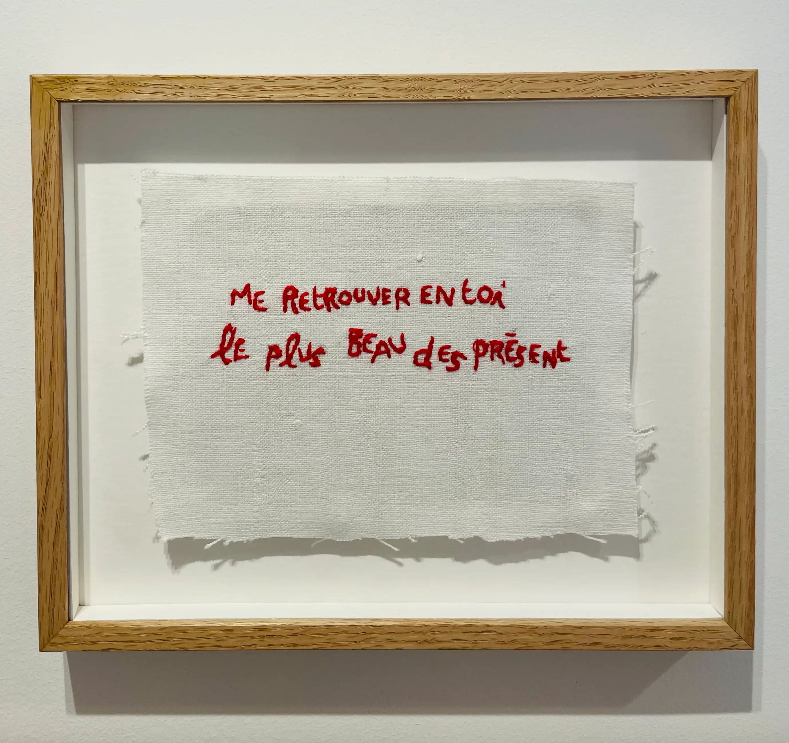 Me retrouver en toi, vers originaux brodés à la main au fil rouge sur drap de lin ancien. Oeuvre d'art textile contemporain de l'artiste Mai Khanh Pham To