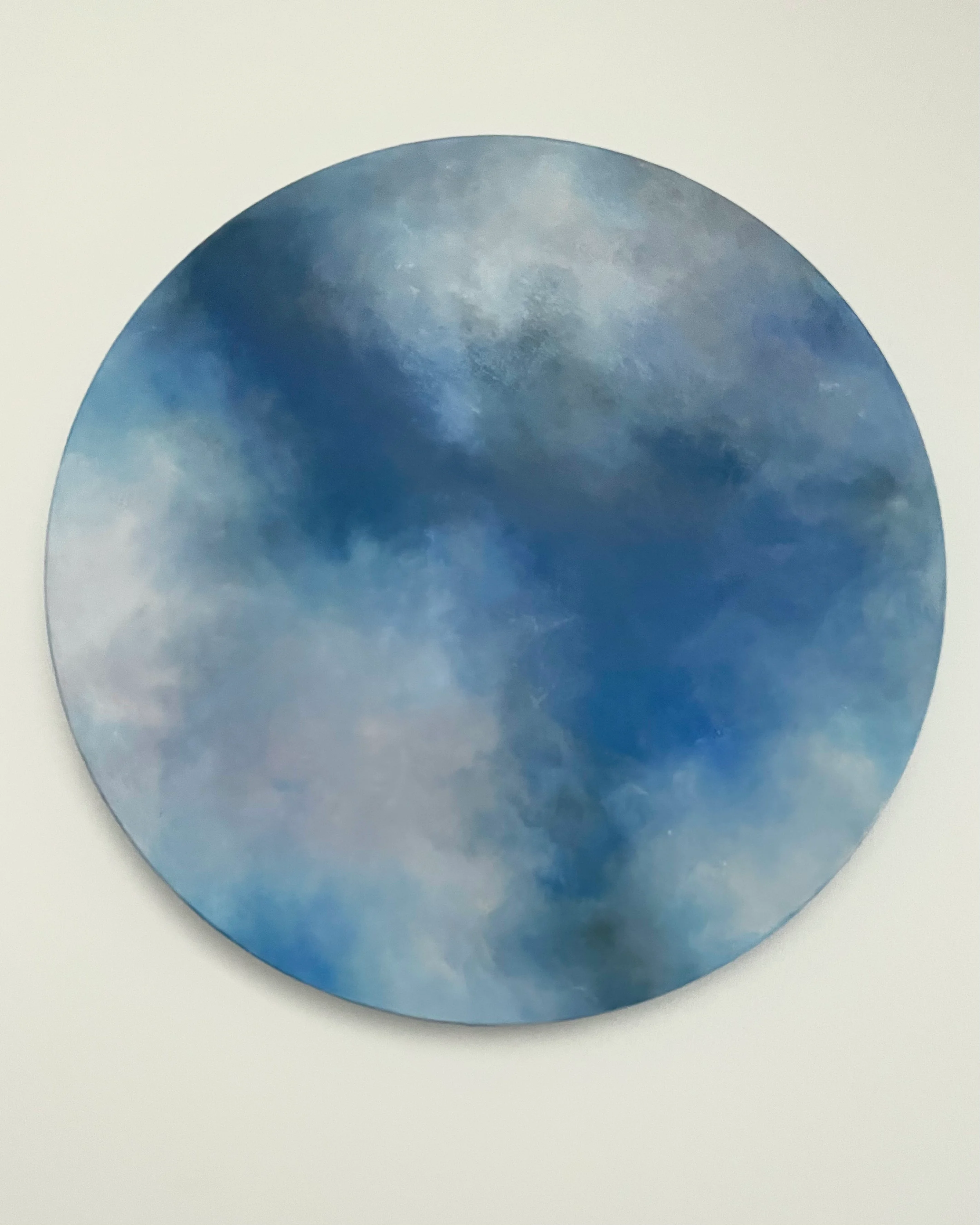 Infinité ciel, peinture à l'huile abstraite, tondo, toile circulaire représentant un ciel dans les tons bleus, gris, blanc de l'artiste Mai Khanh Pham To. Format horizontal de 89 x 130 cm