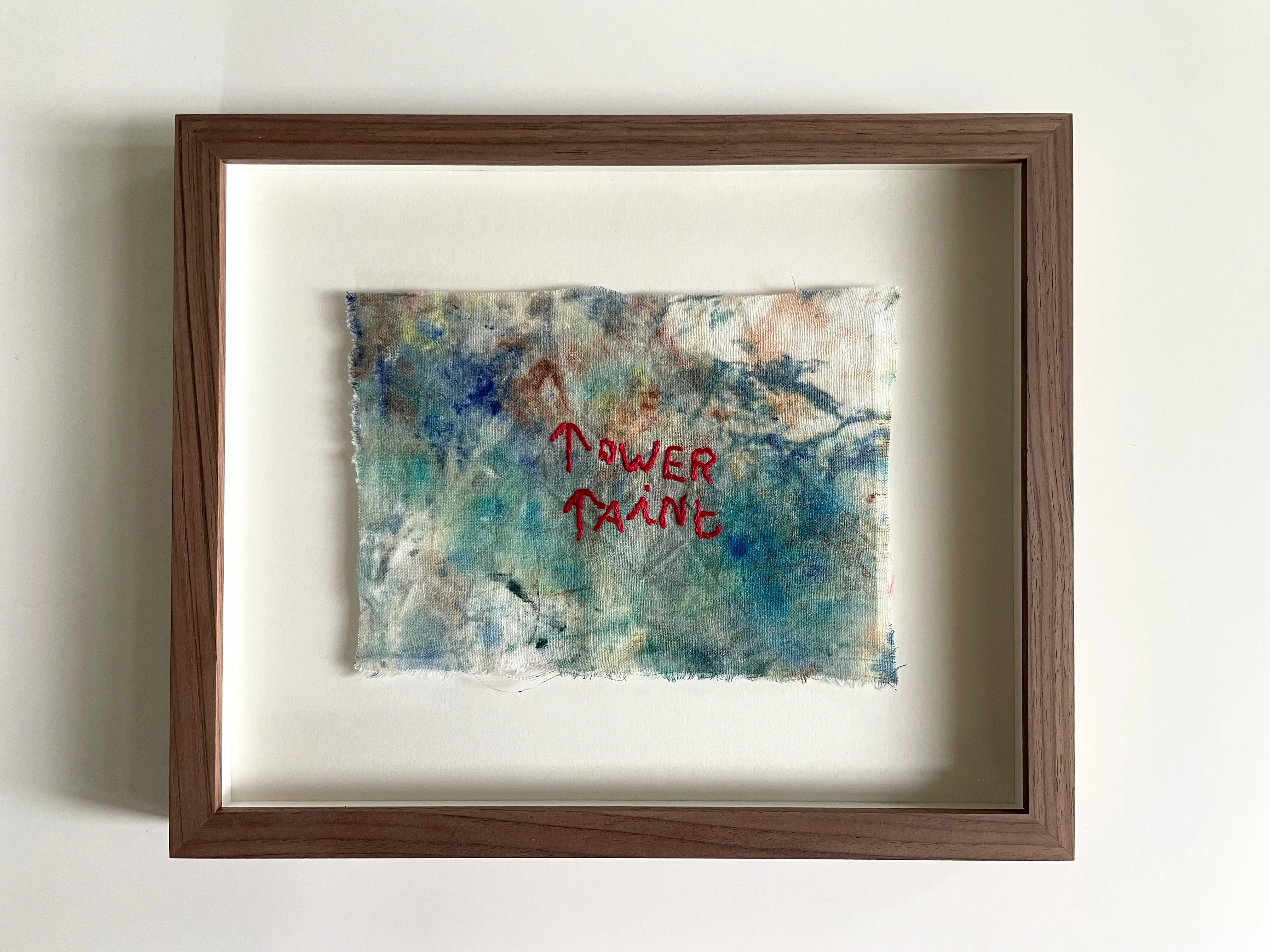 Power Paint, texte brodé à la main au fil rouge sur drap de lin ancien avec tâches colorées de peinture. Oeuvre d'art textile contemporain de l'artiste Mai Khanh Pham To