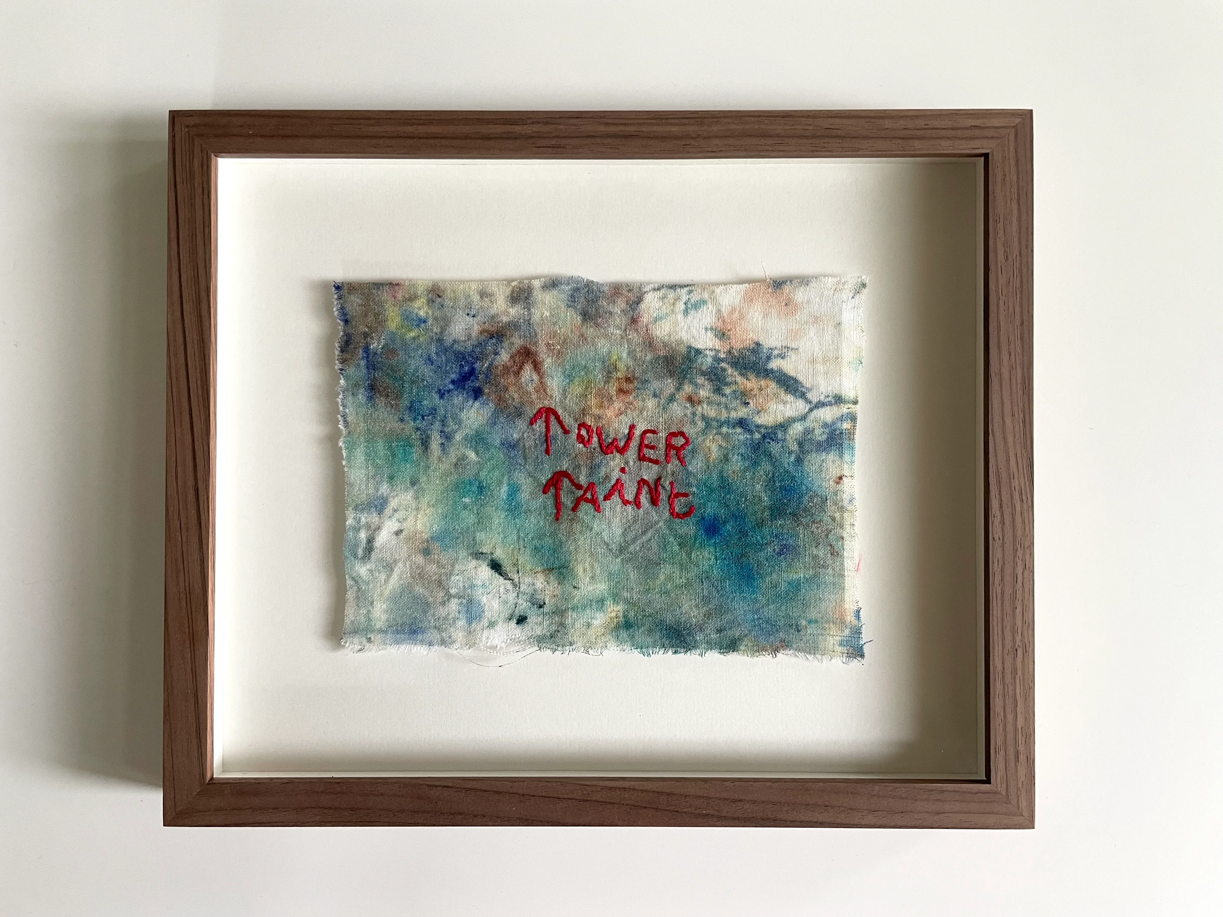 Power Paint, texte brodé à la main au fil rouge sur drap de lin ancien avec tâches colorées de peinture. Oeuvre d'art textile contemporain de l'artiste Mai Khanh Pham To