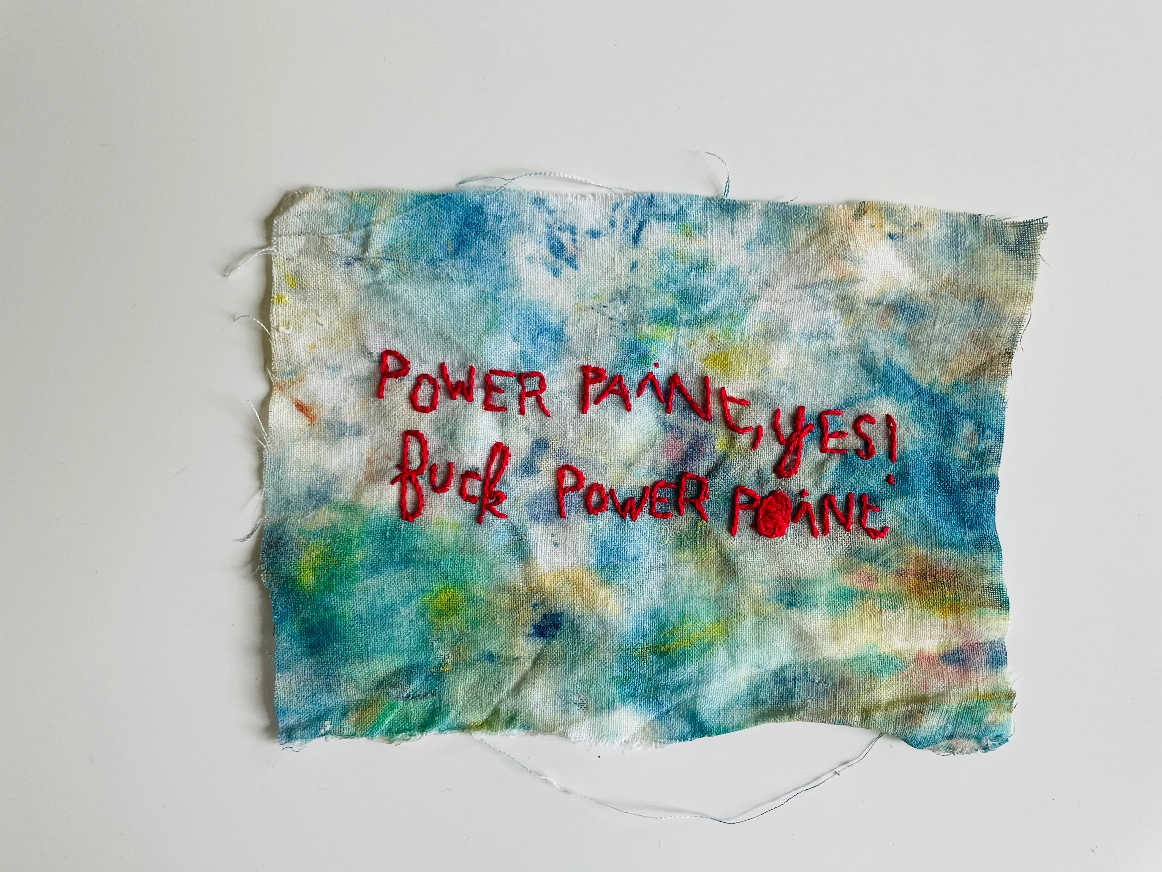 Power Paint, texte brodé à la main au fil rouge sur drap de lin ancien avec tâches colorées de peinture. Oeuvre d'art textile contemporain de l'artiste Mai Khanh Pham To