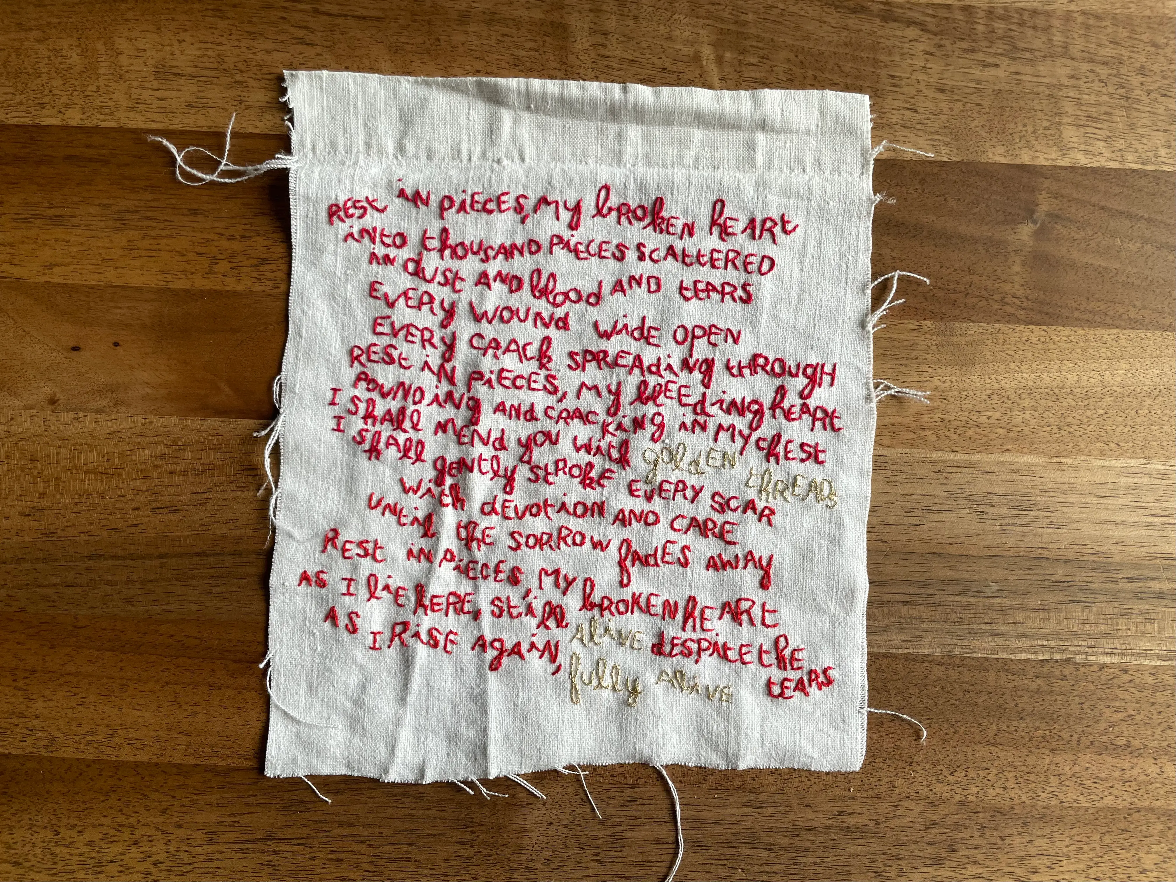 Poème original brodé à la main au fil rouge sur drap de lin ancien. Oeuvre d'art textile contemporain de l'artiste Mai Khanh Pham To